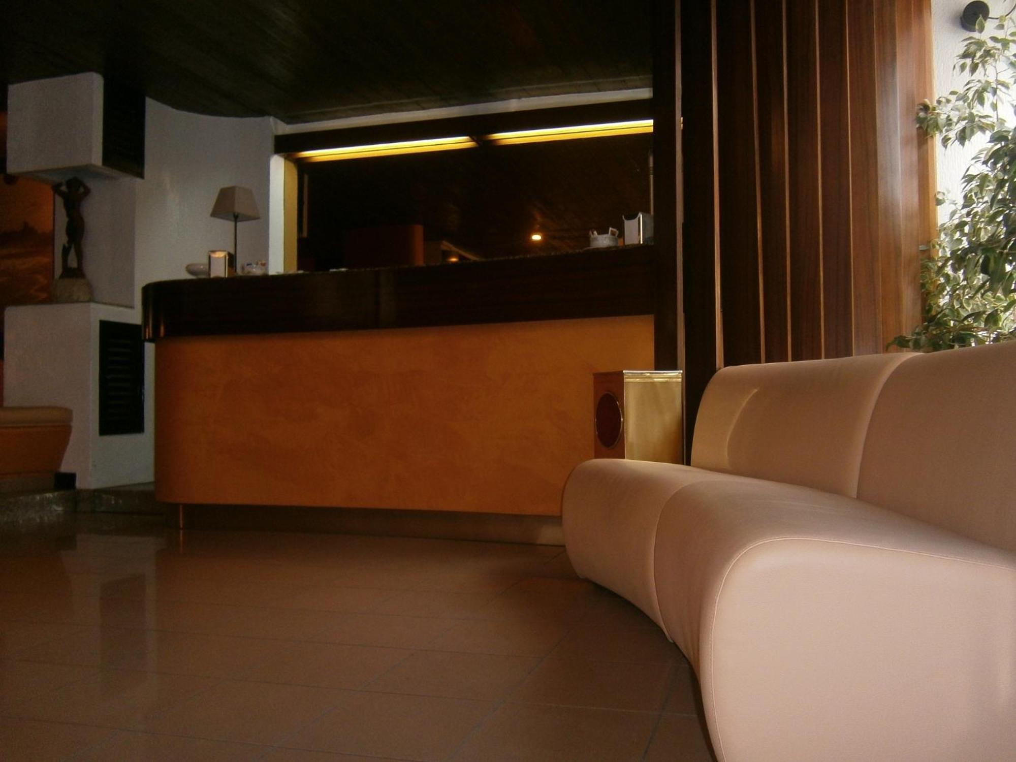 Hotel Corona แตร์โมลิ ภายนอก รูปภาพ