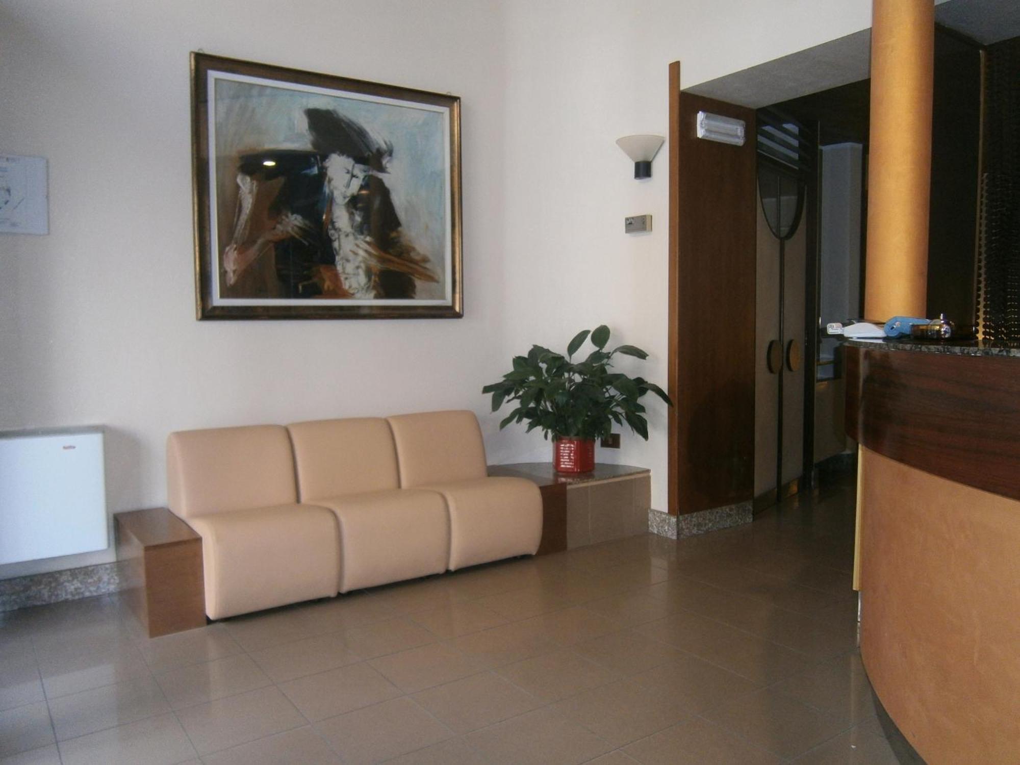 Hotel Corona แตร์โมลิ ภายนอก รูปภาพ