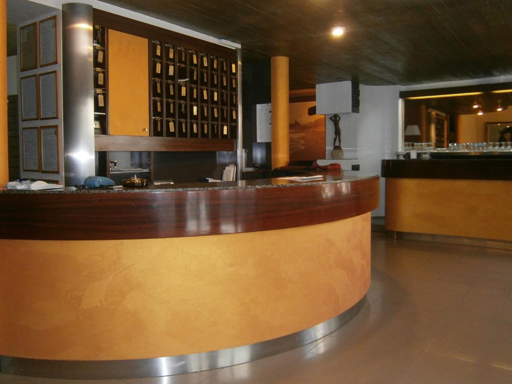 Hotel Corona แตร์โมลิ ภายนอก รูปภาพ